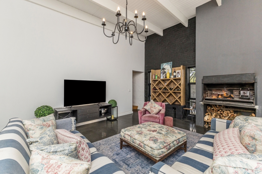 5 Bedroom Property for Sale in Mikro Park Western Cape